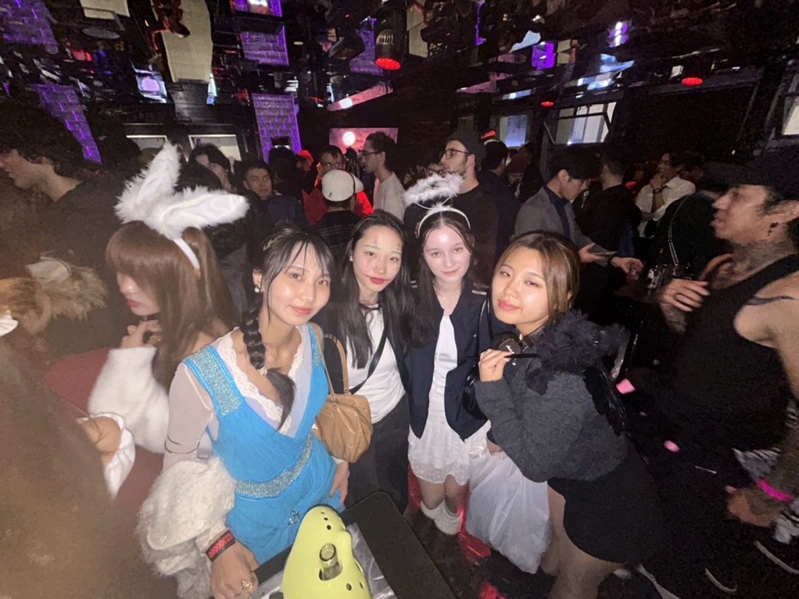 仮装して並ぶ参加者たち — Guests in costumes posing together