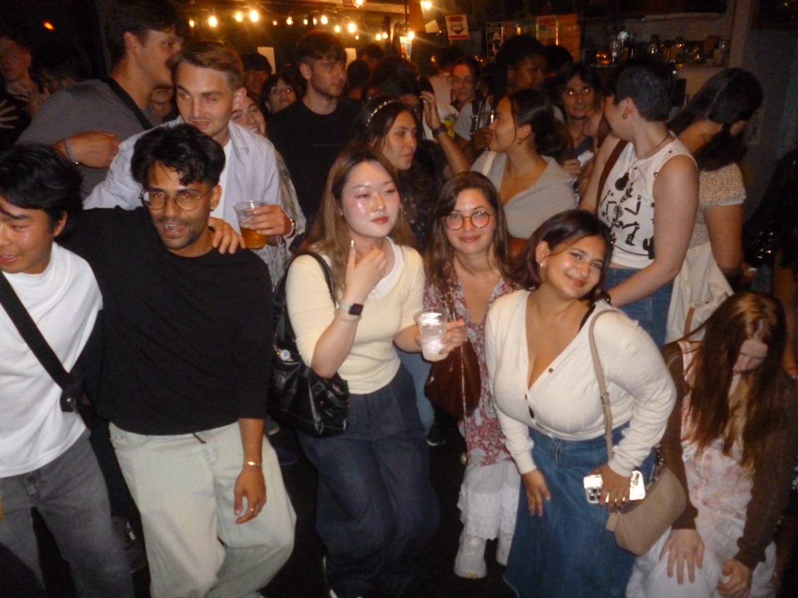 ミートアップで楽しそうに集まる学生たち / Students gathering and having fun at a meetup
